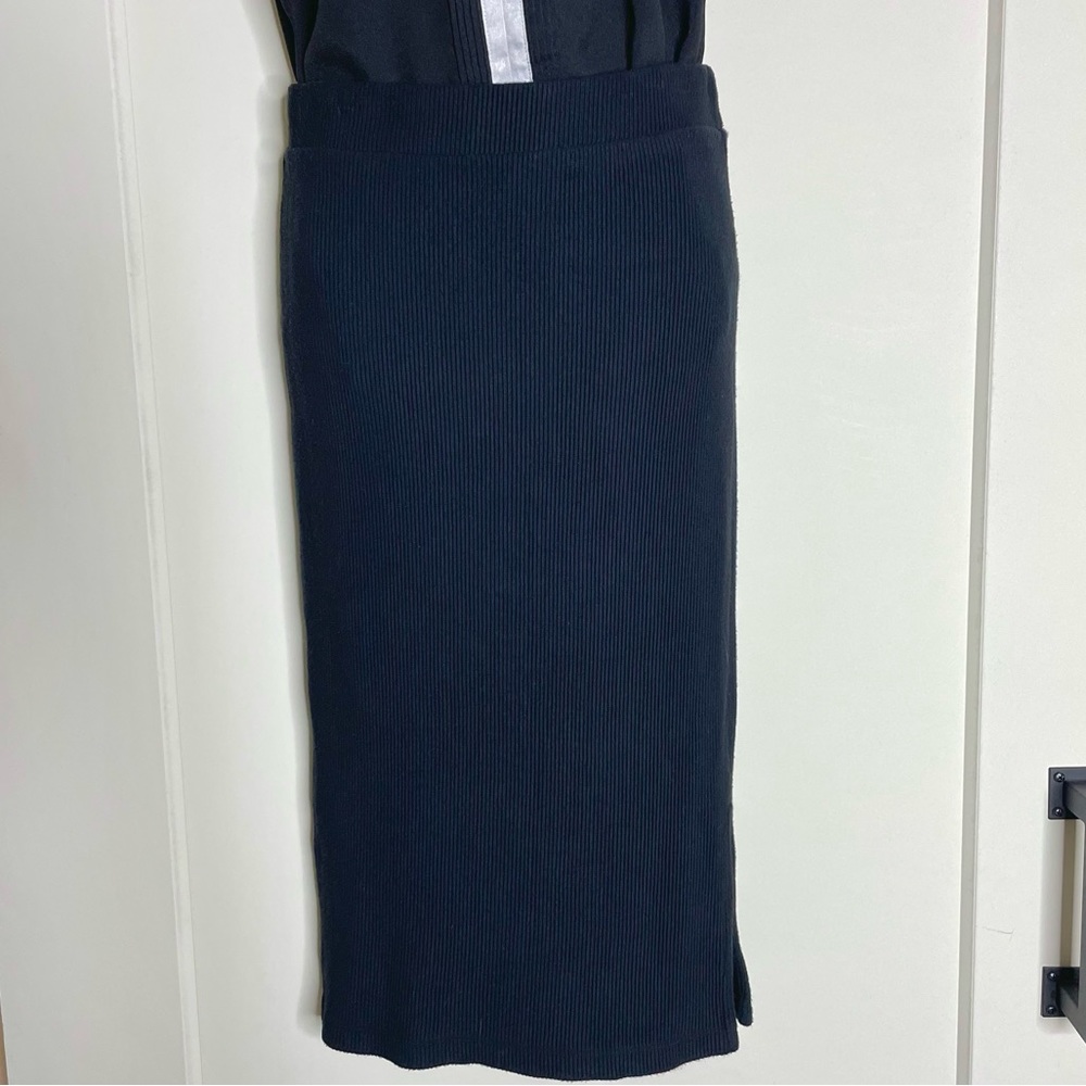 Body con pencil knit ribbed stretchy skirt, double side slit, size 6, black